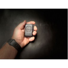 Чохол з гербом для легендарної запальнички Zippo. 